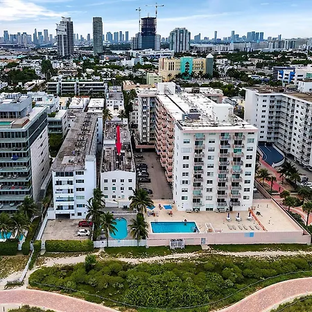 South Beach Sofi Apartment With Direct Beach, Chairs, And Umbrella Access
